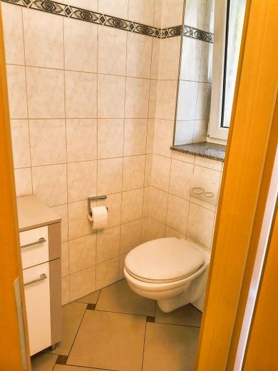 Familienfreundliche und gehobene Doppelhaushälfte mit Erdwärme und ohne Provision – Gäste WC 2