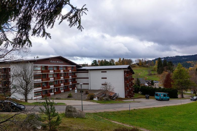 2-Zimmer-Wohnung in Schluchsee, kernsaniert, mit Hallenbad – Hausansicht