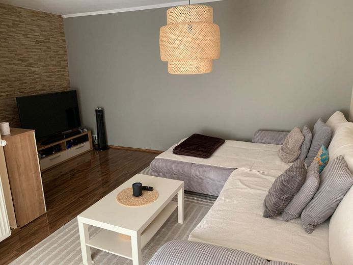 Modernisierte 3-Zimmer Wohnung mit Terrasse & Stellplatz – Wohnzimmer