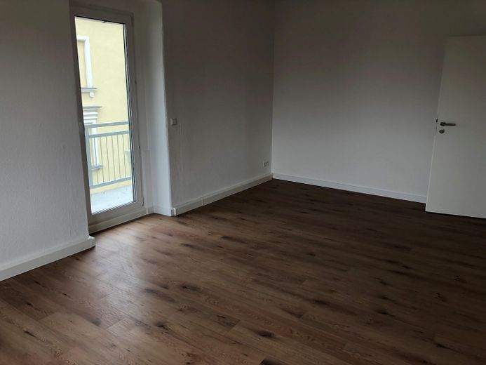 Işıkla dolup taşan 3 odalı daire, balkon ve modern banyo ile – Wohnzimmer