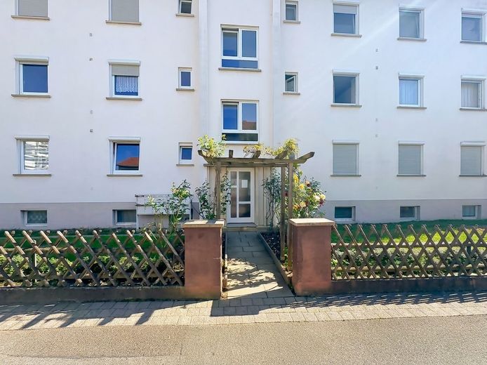 IN RUHIGER LAGE DENKENDORFS - helle hochparterre Wohnung mit Tageslichtbad, SüdbaIkon und Stellplatz – Frontansicht