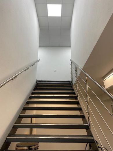 Renditeobjekt  6% Bürogebäude mit TG  Bürofläche -Vermietet – Treppe