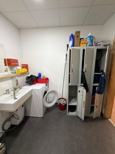 Lager- und Produktionshalle mit Büro – Bad/Toilette