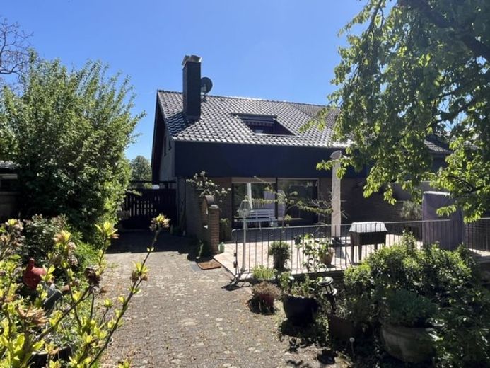 PROVISIONSFREI! DHH plus ELW 
WFL 148 m² + NFL 142 m², 5 Zi.
4 BÄDER, KAMIN, EBK, GARTEN + NEBENGEB. – Foto 1