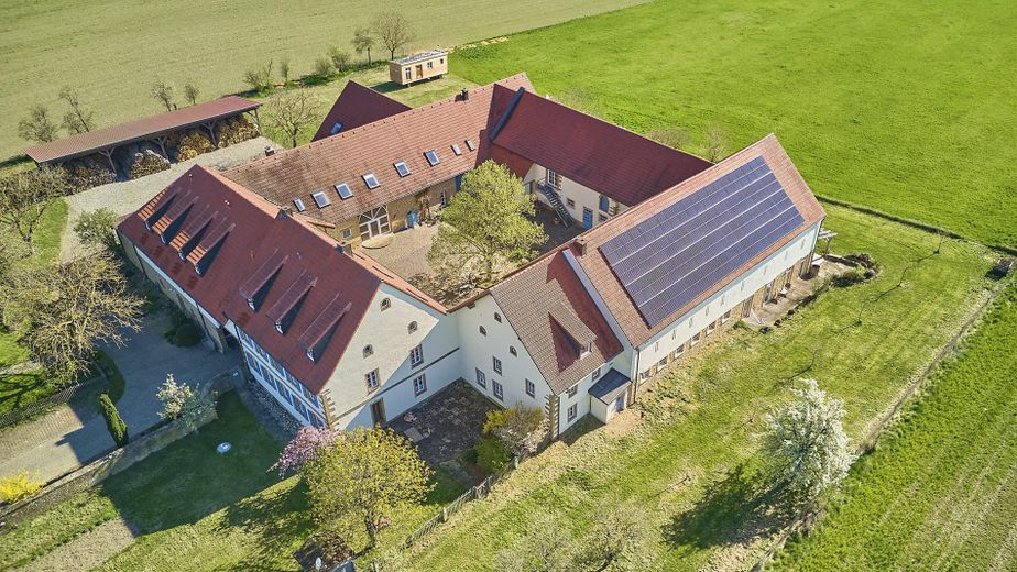 exklusiver Traum im Grünen. 4 Seit-Hof mit Seminarhaus – Ansicht von oben mit PV