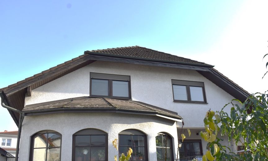 Sehr Helle schicke 3 Zimmer Dachgeschosswohnung mit Blick in die Berge – Photo 2