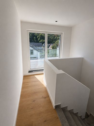 Casa pareada KFW 40 en Lohmar-Donrath - Obra nueva con jardín y 5 habitaciones – Flur DG Haus 4 Visualisierung