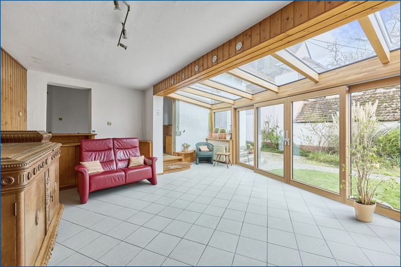 ** Reparaturbedürftiges freistehendes Einfamilienhaus **  in Haus-/Hofbauweise! – Wohnbereich