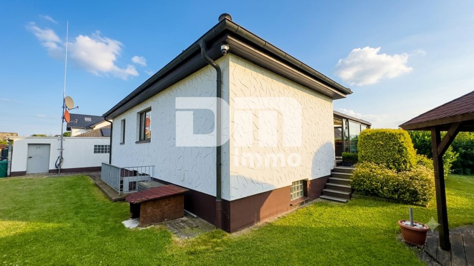 Solider Familien-Bungalow mit großem Potenzial in ruhiger Lage mit Wintergarten und Garage – Rückansicht