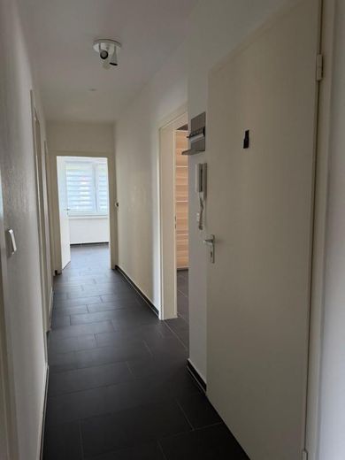 ***4-5-Zimmer Wohnung mit Garten*** – Flur