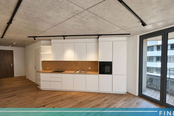 Stylowe mieszkanie z dużym balkonem i kuchnią w zabudowie wykonanej na wymiar