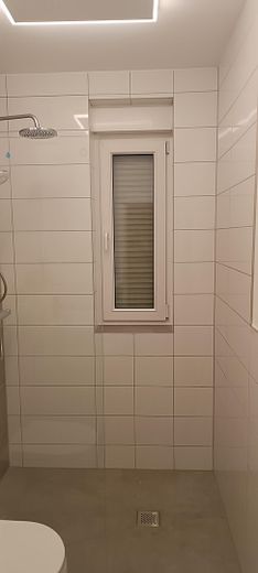 Moderne, frisch sanierte 1-Zimmer-Wohnung mit hochwertiger Ausstattung – Duschbereich