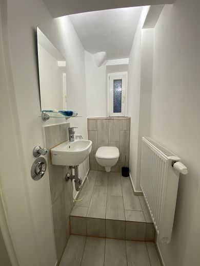 Reformado, amueblado, primera ocupación, entrada propia, céntrico – Toilette/Bad