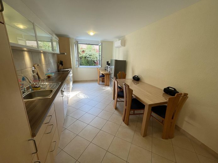ruhige, helle 2,5 ZKB Souterrain Whg, FBH, voll klimatisiert, Parkplatz, SAT, Gbit Internet/WLAN – Küche/Esszimmer