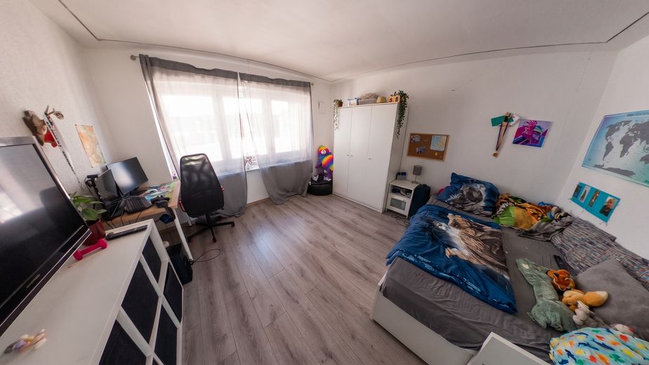 Modernisiertes Familienhaus mit Pool, Sauna, Flächenkühlung/Heizung, Smart Home & PV-Anlage – Kinderzimmer
