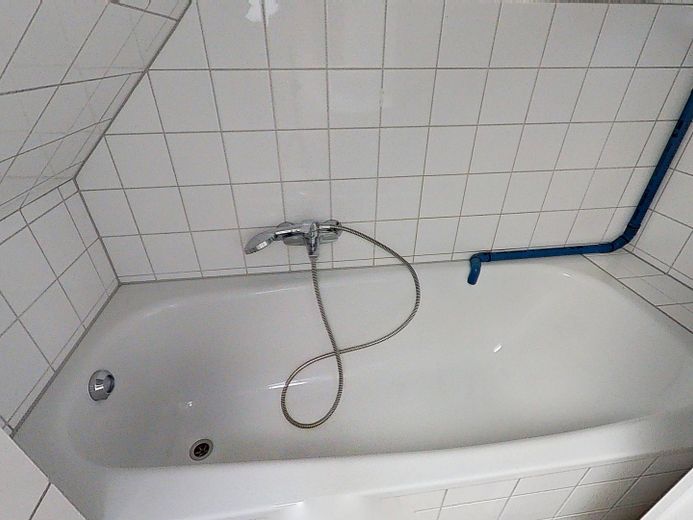 NIENTE ONERI PER IL RISCALDAMENTO, MA 2 CANONI NETTI GRATUITI: Appartamento mansardato di 2 locali dalla disposizione particolare, con vasca da bagno – Ansicht II: Badezimmer (1.OG)