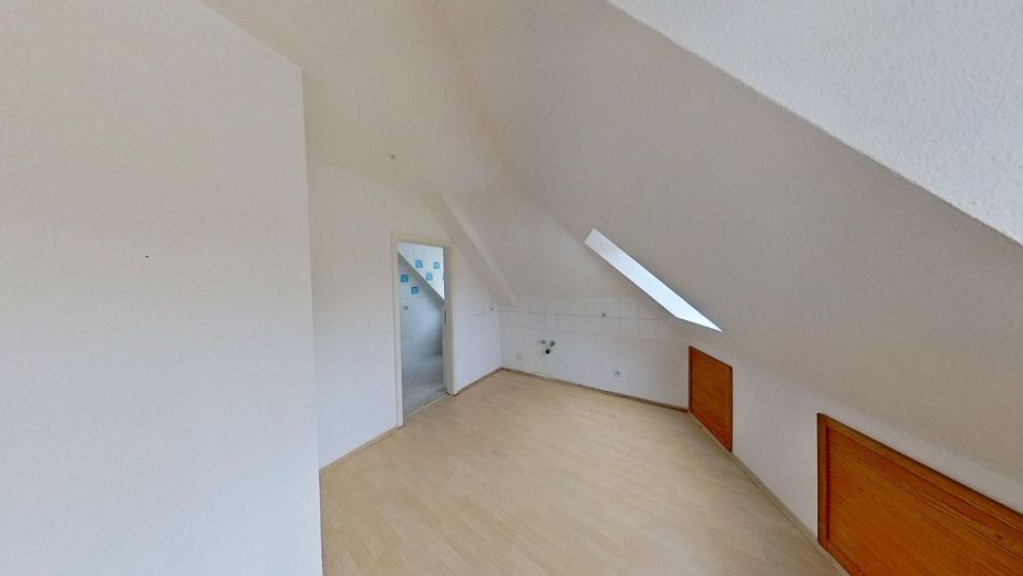 1-Raum Dachgeschosswohnung im Zentrum von Köthen – Wohnraum mit Küche