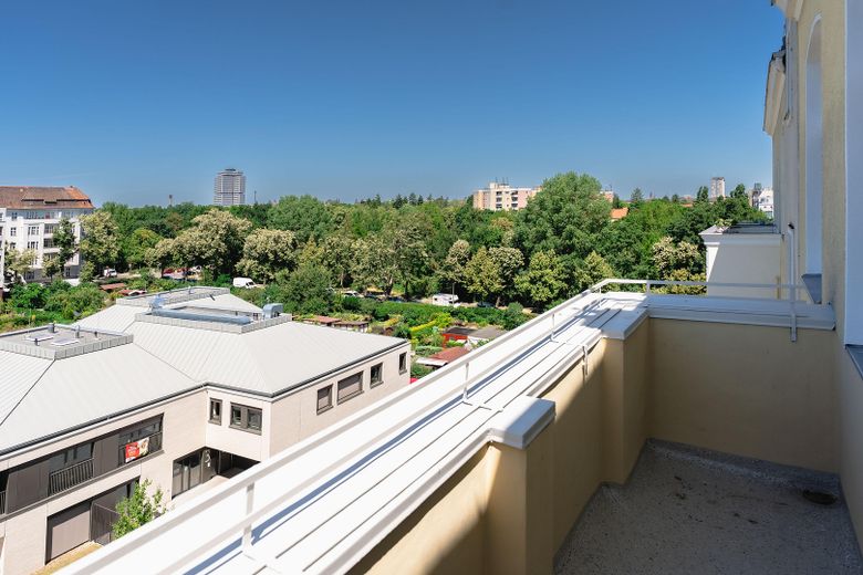 Provisionsfrei: Erstbezug am Volkspark Wilmersdorf, 3-Zi Stuck-Altbau, Balkon, Blicke über die Stadt – Der Balkon mit Weitblick