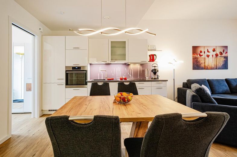 Modernisierte Ferienwohnung in Prora, 100 m zur Ostsee, zwei Terrassen -provisionsfrei- – Küche mit Essbereich