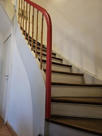 Bezugsfreies EFH mit Scheune & Garten in Niederbrechen – Treppenaufgang zum OG