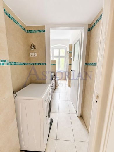 Bezugsfrei! Altbaucharme mit Gestaltungspotenzial - 2,5 Zimmer im Herzen von Friedrichshain – Bad