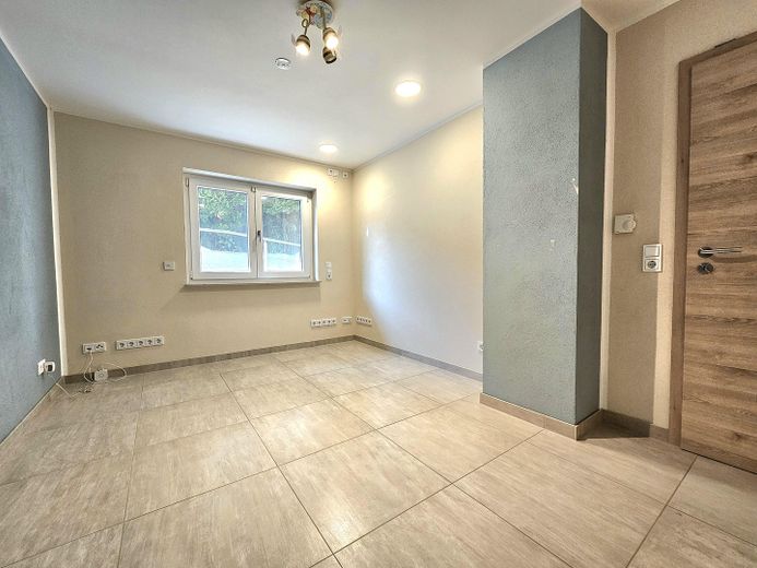 Moderne 3,5 Zimmer EG Wohnung 155 m² Wohnfläche + 190 m² Nutzfläche mit Balkonen & Terrasse & Garten – Kinderzimmer/Büro