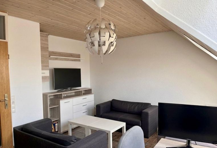 Modernisiertes Reihenmittelhaus mit PV-Anlage – 1.Zimmer