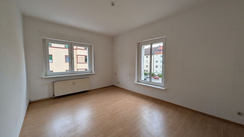 EUTRITZSCH + 2 RAUM + 2. OBERGESCHOSS + AB JULI – Wohnzimmer - wird noch gemalert