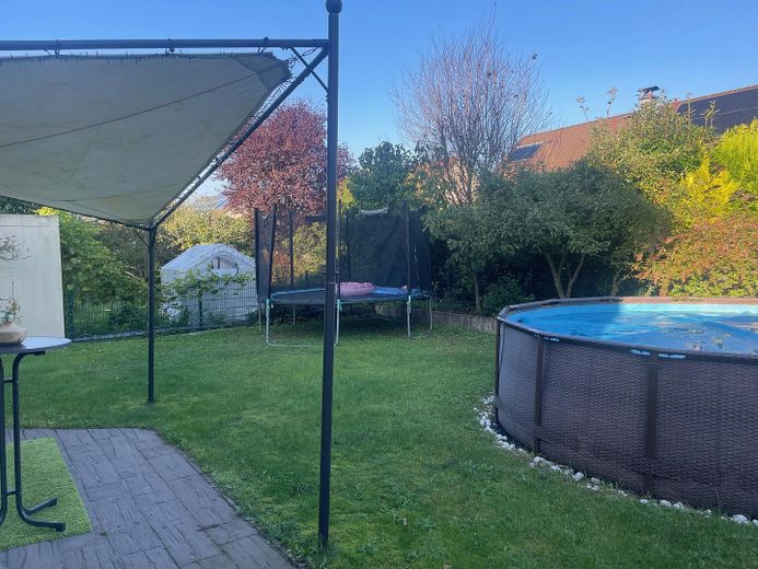 Il sogno di una famiglia, con dotazioni eccezionali e tecnologia energetica sostenibile – Terrasse und Garten