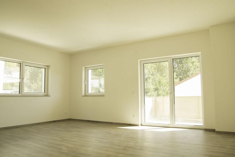 Neubau Erstbezug! Wunderschöne 3 ZW inkl. EBK, Balkon, TG-Stellplatz + Wallbox! – WZ mit Blick auf Balkon