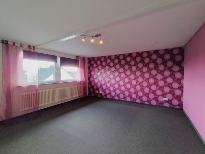 Gemütliches Wohnen mit Wohlfühlfaktor: Helle 3-Zimmer-DG-Wohnung mit Garage in Melkendorf! – Wohnzimmer