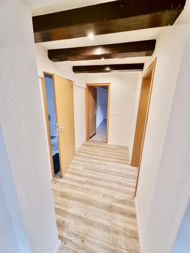 Maisonette-Wohnung mit vier Zimmern und EBK in Simmozheim – Flur