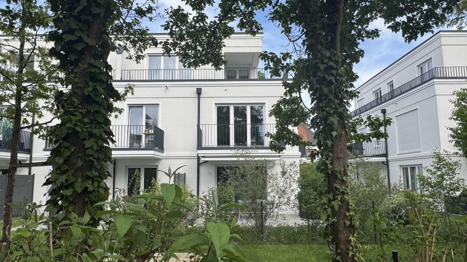 NEUWERTIGE VILLENWOHNUNG | SÜD/WEST | 2 BALKONE | GRÜNBLICK | EBK + MAẞ-EINBAUTEN + SMART HOME – Haus