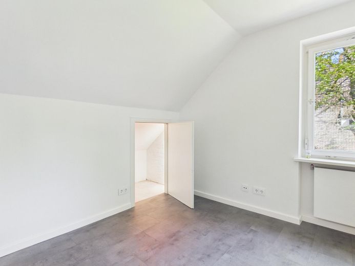 Lichtdurchflutete Dachgeschoss-Oase – Ruhe & Privatsphäre in Klein Flottbek – Schlafzimmer mit Abstellkammer