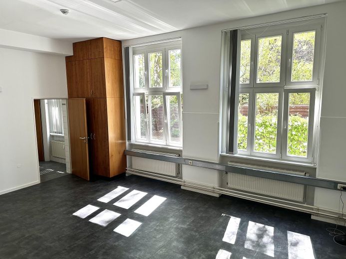 Piękne, jasne biuro, w tym prąd, z widokiem na ogród, własną toaletą, korzystaniem z sali konferencyjnej ... – Büro
