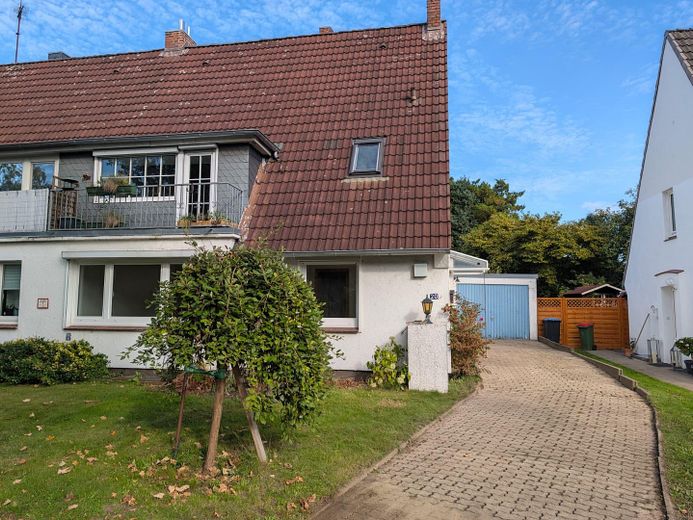 Freie Charmante Doppelhaushälfte mit großem Garten – Ideal für Familien oder Mehrgenerationenwohnen – Hausansicht