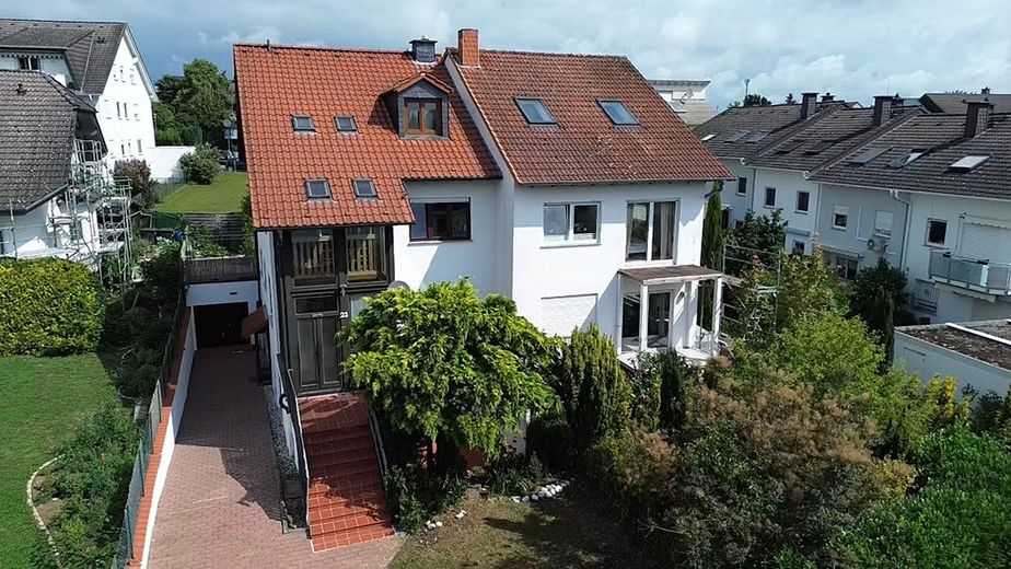 Helle Doppelhaushälfte mit Wintergarten und Einliegerwohnung in familienfreundlicher Lage – Foto 2