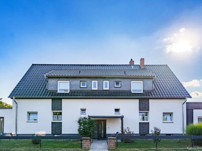 Großzügiges Zweifamilienhaus mit moderner Ausstattung und Gestaltungsspielraum – Foto 1