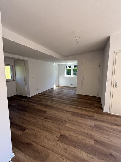 Frisch saniertes Einfamilienhaus mit Kaminofen auf 634qm Grundstück - provisionsfrei – Wohnen/ Küche Ansicht 2