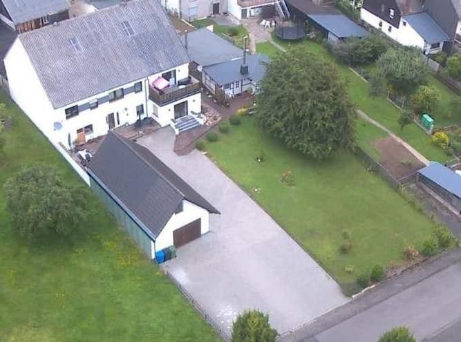 Zweifamilienhaus mit Ferienhaus und zus. Grundstück, neue Wärmepumpe und PV-Anlage - Provisionsfrei – Luftbild Haus und Ferienhaus