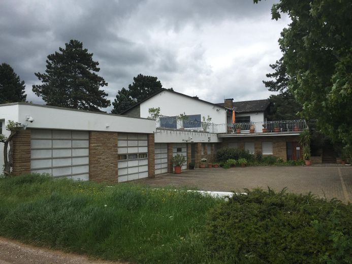Bungalow mit Halleneinfahrt