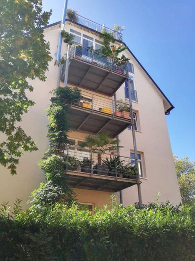 Hausansicht mit Balkon