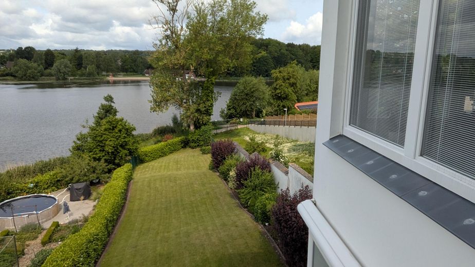 Seitlich auf Garten