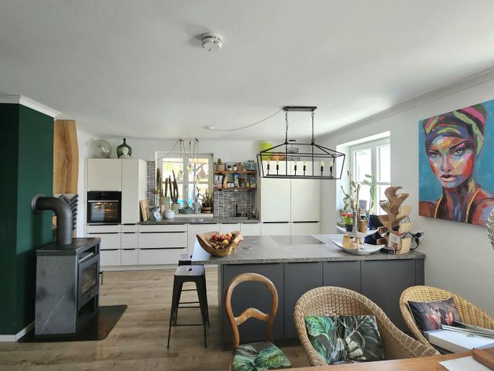 Attraktive 5-Zimmer-Maisonettewohnung in Alleinlage mit eigenem Garten&Pool – Küchenansicht 1