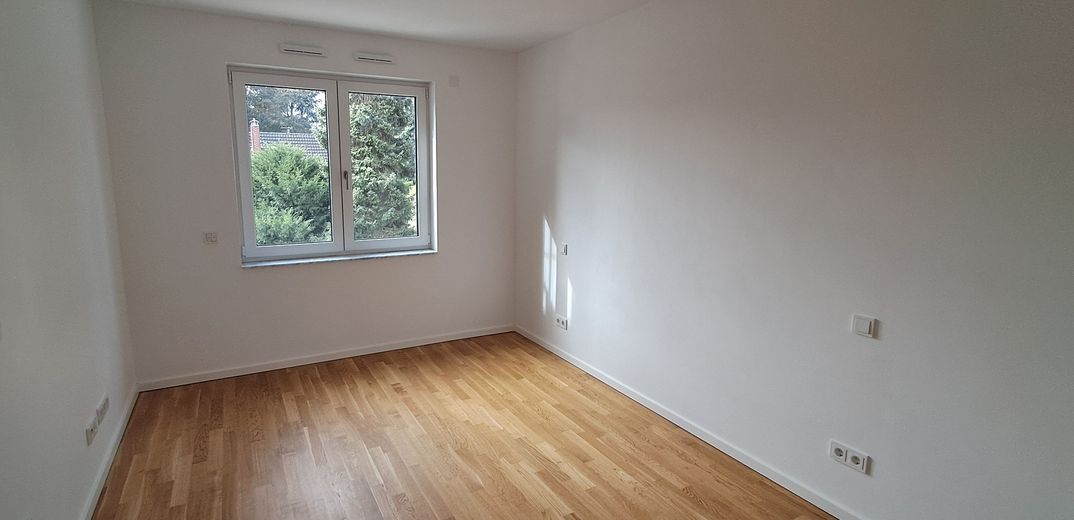 Moderne, helle 2-Zimmer Neubauwohnung mit Balkon – Schlafzimmer