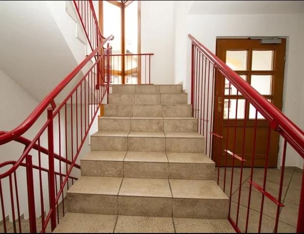4 Zi., 3 Balkone, 2 Bäder inkl. TG-Stellplatz mit Fernblick, provisionsfrei – Treppenhaus