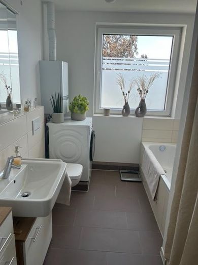 Luminoso y modernizado piso de 2 habitaciones en la última planta con terraza en la azotea en Hannover – List – Foto 9
