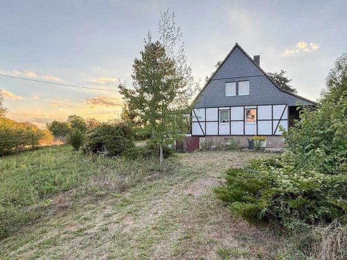Renovation Required - Former GDR-Built House - 4 Rooms with 3,555 m² Plot - Directly on the B 100 – Photo 1