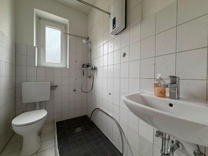 3 Zimmer EG Wohnung, frei ab sofort – Bad mit ebenerdiger Dusche