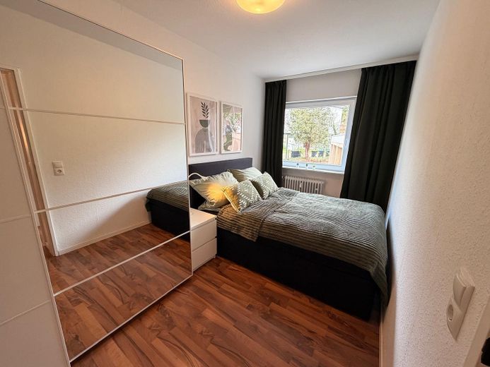 All Inclusive: voll möblierte 2-Zimmer Wohnung mit Balkon in der Innenstadt – Schlafzimmer - Kleiderschrank